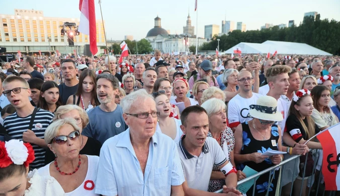 Tłumy na placu Piłsudskiego. Warszawiacy zaśpiewali powstańcze pieśni