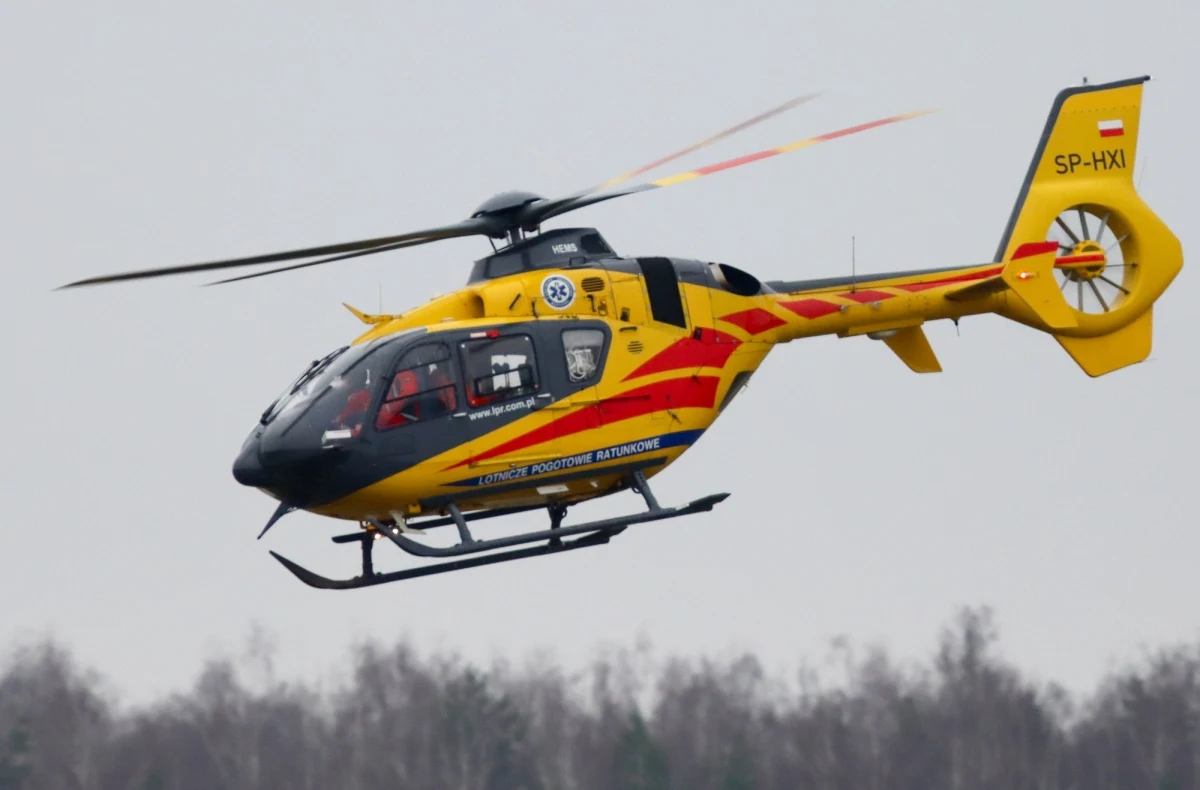 2,5-letnie dziecko wypadło z okna pierwszego piętra budynku w Częstoniewie (powiat grójecki). Nieprzytomny chłopiec został przetransportowany śmigłowcem do jednego z warszawskich szpitali. 