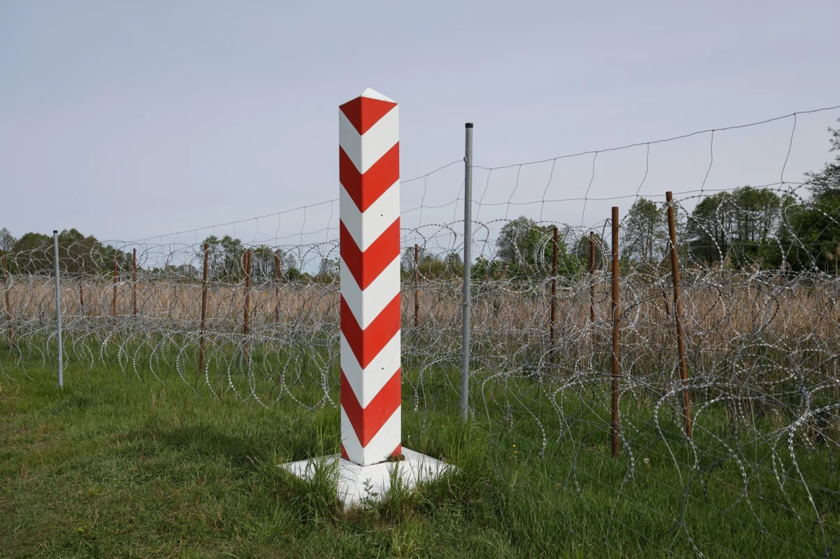 Wojskowe prokuratury prowadzą już dziesięć śledztw w sprawie nadużycia uprawnień przez żołnierzy na polsko-białoruskiej granicy - pisze Rzeczpospolita".
