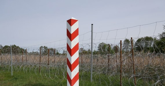 Wojskowe prokuratury prowadzą już dziesięć śledztw w sprawie nadużycia uprawnień przez żołnierzy na polsko-białoruskiej granicy - pisze Rzeczpospolita".