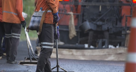 W sobotę (3 sierpnia) drogowcy rozpoczną pracę na ul. Odyńca na odcinku od ul. Wołoskiej do al. Niepodległości. Zmienią się trasy linii 118, 168 i 172. Zawieszone zostanie kursowanie linii 141 – poinformował Zarząd Transportu Miejskiego.
