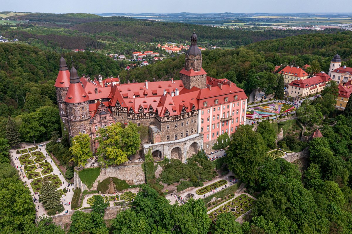 Wystawy, wykłady poświęcone zaginionym dziełom sztuki czy historii księżnej Daisy oraz nocne zwiedzanie - to tylko niektóre z atrakcji rozpoczynającego się w sobotę w Zamku Książ w Wałbrzychu (Dolnośląskie) Letniego Festiwalu Tajemnic. Wydarzenie potrwa do niedzieli.
