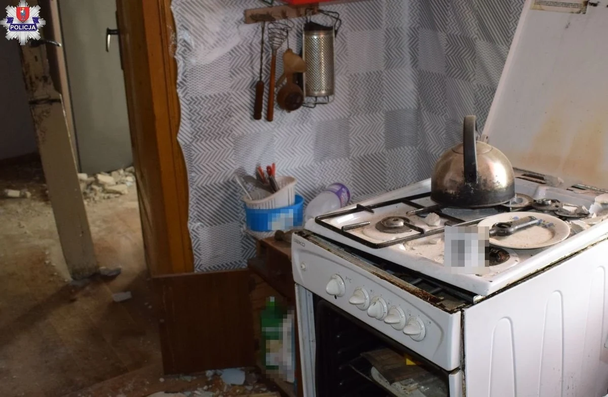 Starsze małżeństwo zostało poparzone w wyniku wybuchu oparów gazu, do którego doszło wczoraj w drewnianym domu w Wólce Łabuńskiej na Lubelszczyźnie. Konstrukcja budynku została naruszona.
