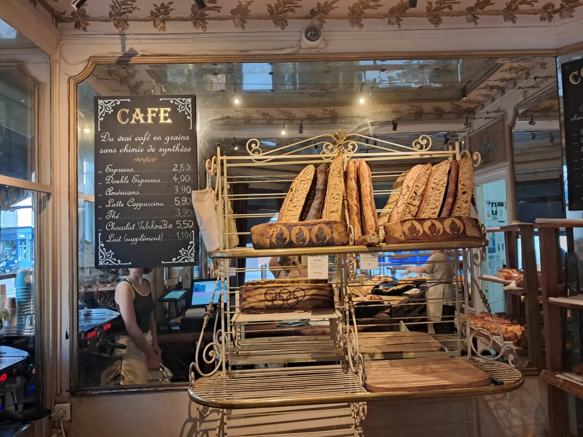 Jest tuż za kasą, więc każdy, kto tu coś kupuje, musi go zauważyć. Sprzedaje się bardzo dobrze, głównie wśród turystów, bo większość miejscowych na czas igrzysk opuściła miasto. Mowa o „olimpijskim” chlebie wypiekanym w piekarni Du Pain et des Idees w Paryżu.