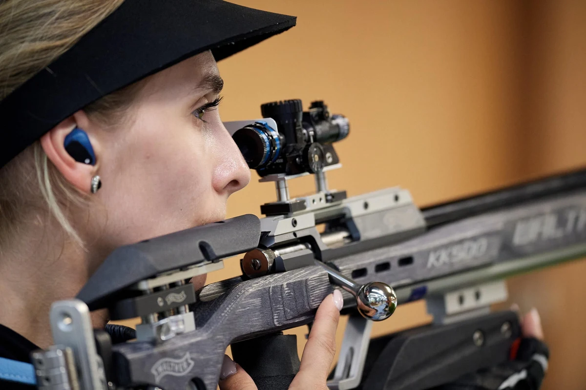 Natalia Kochańska zajęła szóste miejsce w finale strzelania z karabinu na 50 metrów z trzech postaw igrzysk olimpijskich w Paryżu. Tytuł mistrzowski zdobyła Szwajcarka Chiary Leone, wyprzedzając Amerykankę Sagen Maddalena i Chinkę Qiongyue Zhang.