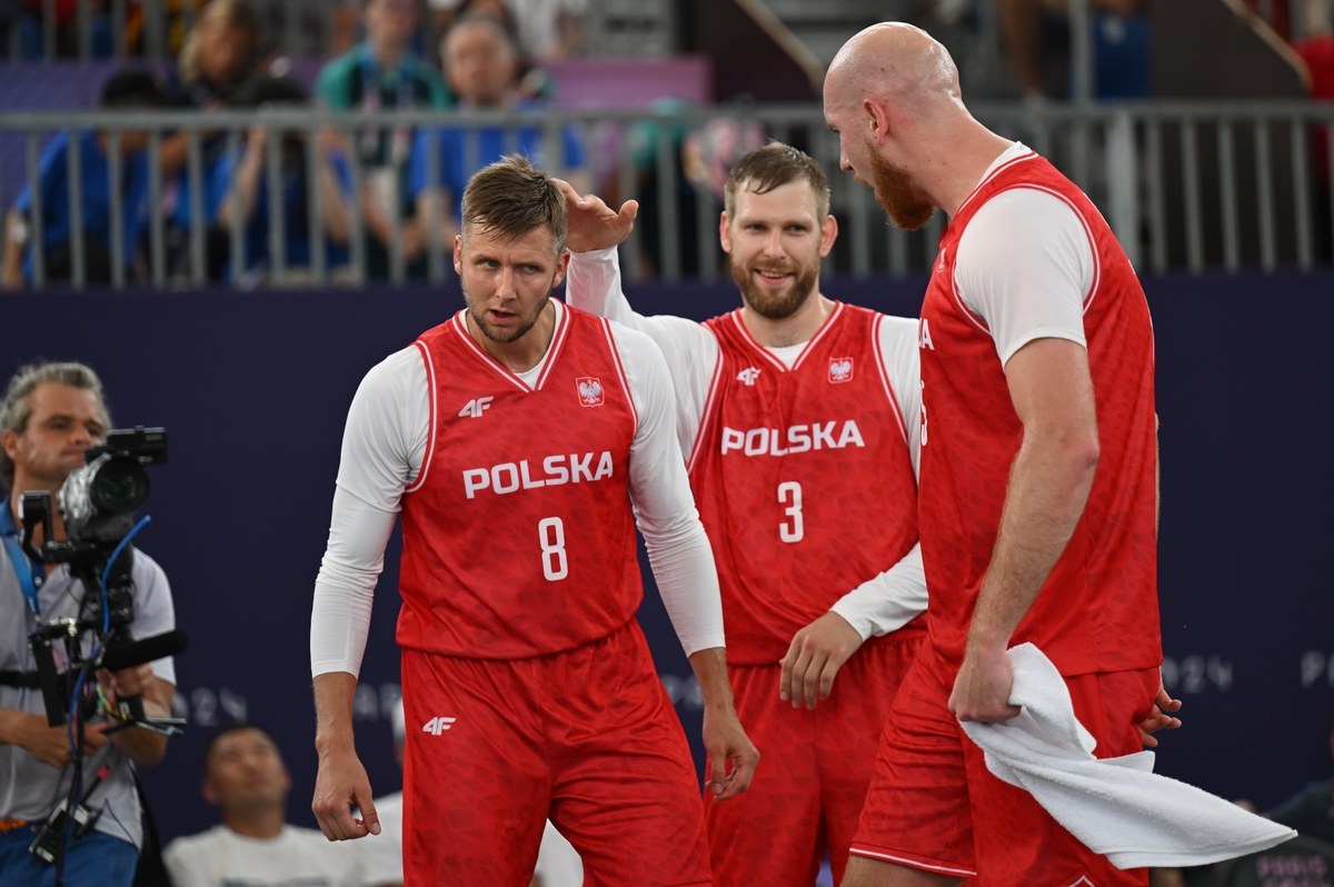 Polacy przegrali z Holendrami 17:21 w swoim piątym meczu turnieju olimpijskiego koszykarzy 3x3 w Paryżu. To trzecia porażka Biało-Czerwonych, którzy wieczorem zmierzą się z sześciokrotnymi mistrzami świata - Serbami.