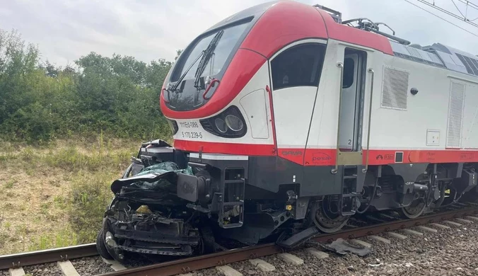 Tragedia na przejeździe kolejowym. Lokomotywa zmiażdżyła auto