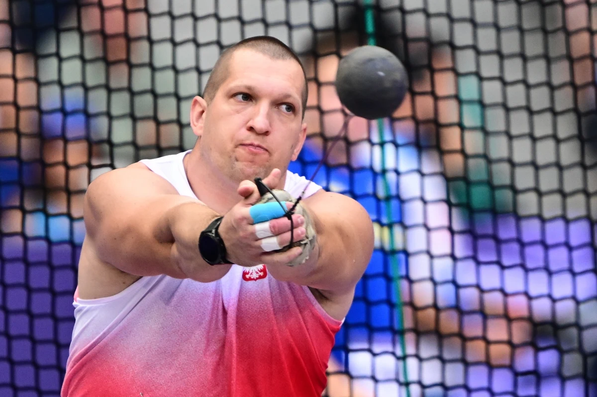 Paweł Fajdek wynikiem 76,56 m zajął piąte miejsce w grupie kwalifikacyjnej B i choć nie osiągnął minimum, wynoszącego 77 metrów, to awansował do niedzielnego finału rzutu młotem w igrzyskach w Paryżu. Rezultat o 24 cm gorszy dał też promocję mistrzowi olimpijskiemu z Tokio Wojciechowi Nowickiemu.