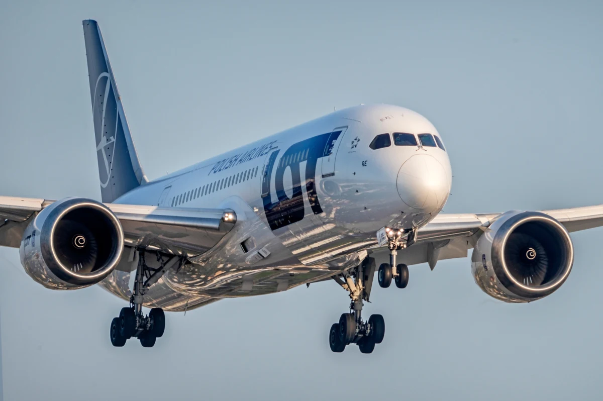 Polskie Linie Lotnicze LOT odwołały osiem rejsów z Warszawy do Libanu oraz Izraela, a także rejsy powrotne. Decyzja zapadła po przeprowadzeniu analizy bezpieczeństwa operacji lotniczych.