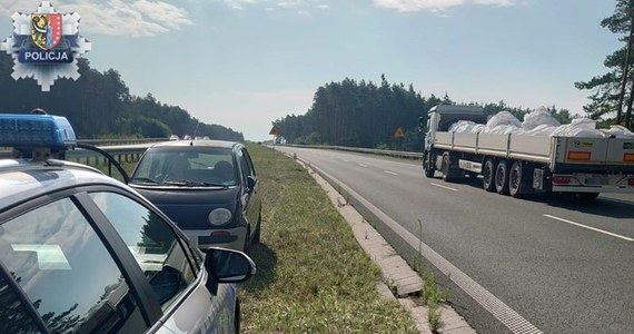 Niebezpieczna sytuacja na ekspresowej S3 na Dolnym Śląsku. 91-latek jechał pod prąd. Na szczęście nikomu nic się nie stało, a senior stracił prawo jazdy.