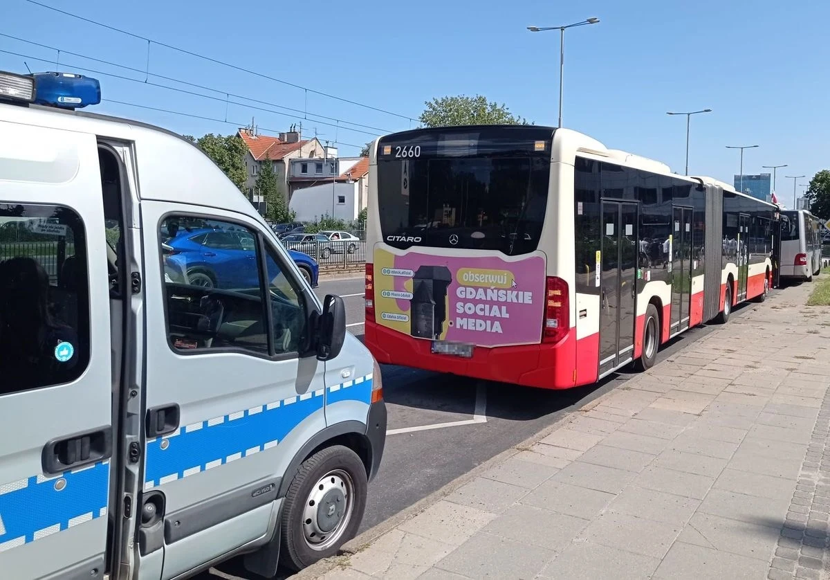 Gdańscy policjanci zatrzymali 69-latka, który będąc pod wpływem alkoholu kierował autobusem i uderzył lusterkiem swojego pojazdu w lusterko autobusu komunikacji miejskiej. Na szczęście nikomu nic się nie stalo. 