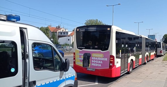 Gdańscy policjanci zatrzymali 69-latka, który będąc pod wpływem alkoholu kierował autobusem i uderzył lusterkiem swojego pojazdu w lusterko autobusu komunikacji miejskiej. Na szczęście nikomu nic się nie stalo. 