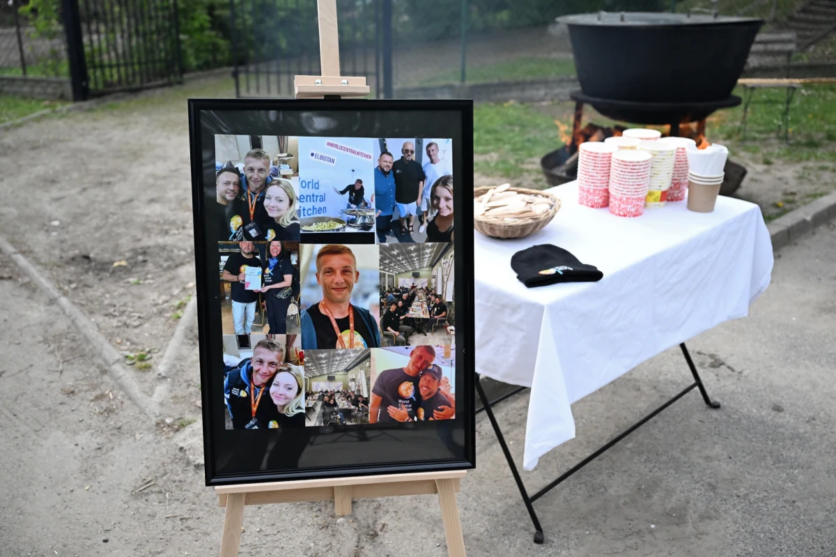 Izraelskie naloty, w wyniku których w kwietniu zginęli w Stefie Gazy pracownicy organizacji World Central Kitchen, były wynikiem poważnych błędów operacyjnych, ale nie były zamierzone - wynika z opublikowanej w piątek analizy. Jej przeprowadzenie zlecił australijski rząd. Australijski emerytowany generał Mark Binskin był w Izraelu, aby zbadać przyczyny tragedii.