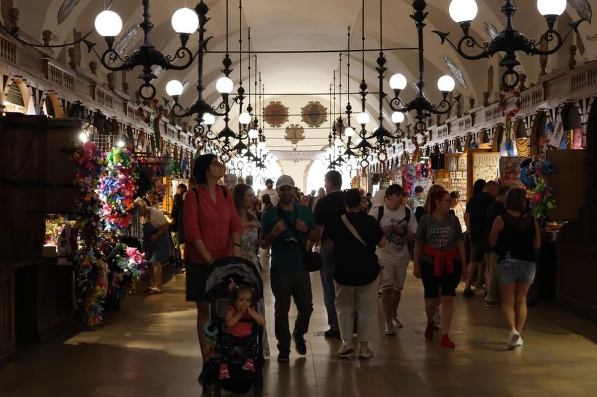 Biżuterię z bursztynu, lalki w strojach krakowskich, skórzane pantofle i serdaki oraz wyroby z drewna – można kupić w krakowskich Sukiennicach, które dzisiaj obchodzą swoje święto. Wypełnione pamiątkami kramy odwiedzają głównie turyści.         