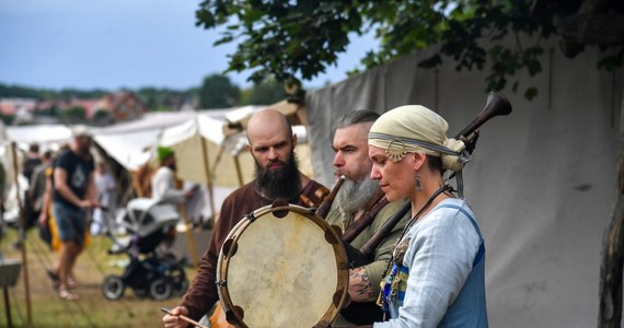 Ponad 2 tysiące rekonstruktorów, święto plonów i słowiańskie zaślubiny - to wszystko można zobaczyć na trwającym Festiwalu Słowian i Wikingów w Wolinie. 