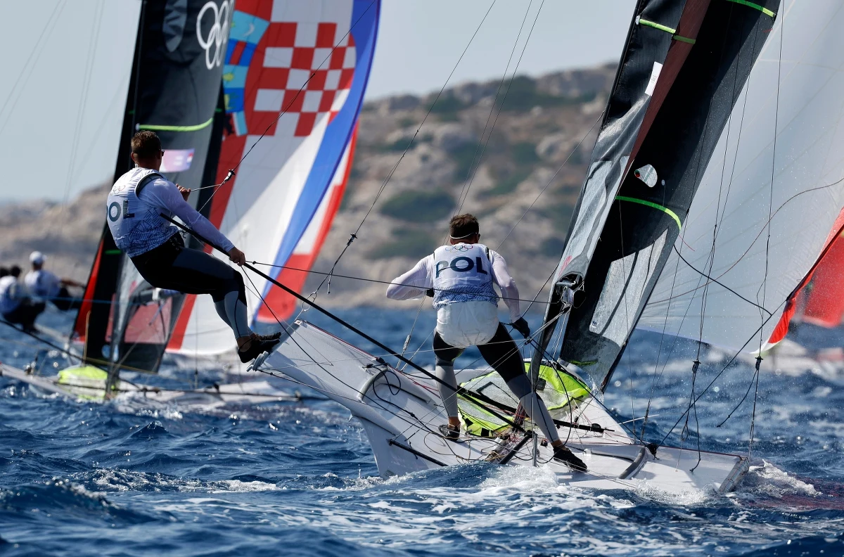 Dominik Buksak (AZS AWFiS Gdańsk) i Szymon Wierzbicki (OŚ AZS Poznań) zajęli piąte miejsce w olimpijskich regatach w Marsylii w żeglarskiej klasie 49er. Najlepsi w stawce 20 załóg okazali się Hiszpanie Diego Botin i Florian Trittel Paul.