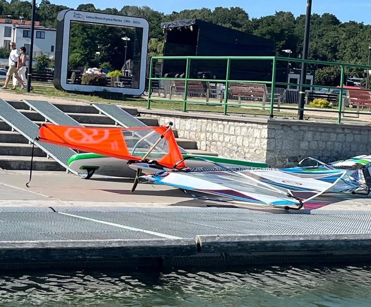 Policjanci z Krynicy Morskiej (woj. pomorskie) wyciągnęli na brzeg Zalewu Wiślanego trzy osoby - dwie nastolatki pływające na windsurfingu i ich dziadka. Mężczyzna próbował uratować wnuczki, które zostały porwane przez silny wiatr. 
