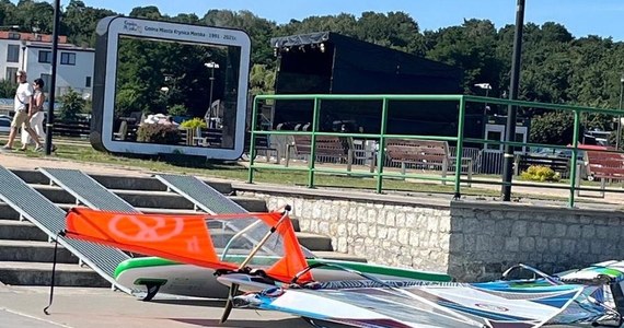 Policjanci z Krynicy Morskiej (woj. pomorskie) wyciągnęli na brzeg Zalewu Wiślanego trzy osoby - dwie nastolatki pływające na windsurfingu i ich dziadka. Mężczyzna próbował uratować wnuczki, które zostały porwane przez silny wiatr. 
