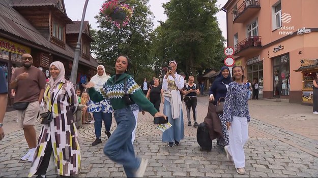 Turyści z Bliskiego Wschodu pokochali Zakopane. Co roku jest ich tu coraz więcej. Górale powoli przyzwyczajają się do hidżabów na Krupówkach. Pomocną dłoń wyciągają też policjanci, którzy komunikaty i ostrzeżenia publikują w języku arabskim, tak by spotkania z gośćmi nie miały przykrych konsekwencji w postaci mandatów. Materiał dla "Wydarzeń" przygotował Paweł Gadomski. 