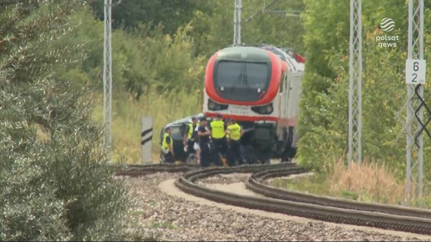 Tragedia na torach. Na niestrzeżonym przejeździe kolejowym w Lublinie zginął kierowca. Mężczyzna wjechał wprost pod nadjeżdżającą lokomotywę. Kilkaset ton rozpędzonego żeliwa przeciągnęło Forda daleko za przejazd. Materiał dla "Wydarzeń" przygotował Łukasz Dubaniewicz.