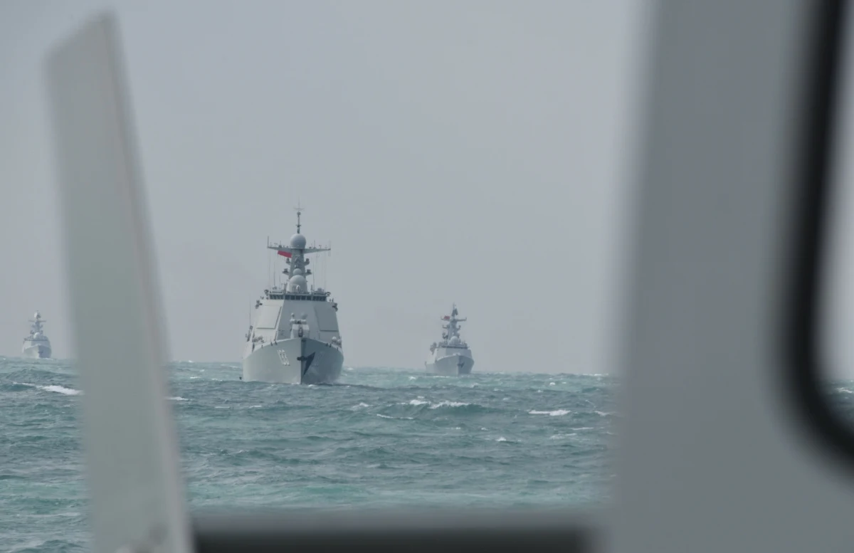 Do 2033 roku wody Arktyki mogą być wolne od lodu w okresie letnim - uważają naukowcy. To oznacza, że na Ziemi dostępne będą nowe szlaki żeglugowe. Chińczycy już zacierają ręce z tego powodu i wysyłają w rejon tzw. Przejścia Północno-Zachodniego swoje statki badawcze. Na te ruchy musi i to szybko zareagować Kanada, która uważa drogę morską za swoje wody wewnętrzne. "Testują nas i zbierają informacje wywiadowcze" - mówi rzeczniczka kanadyjskiego resortu obrony Frederica Dupuis, a incydent oznacza poważne problemy dla światowego bezpieczeństwa.