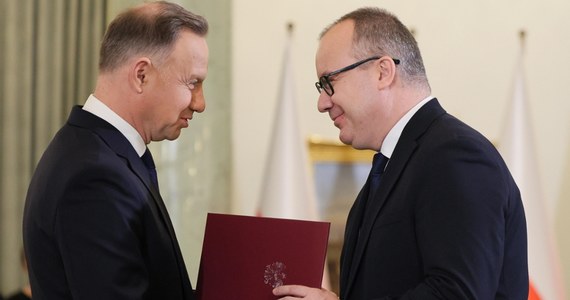 "Prezydent (Andrzej Duda - przyp. red.) nie chce odbudowania konstytucyjnych ram KRS" - stwierdził minister sprawiedliwości Adam Bodnar. Zdaniem szefa resortu, Duda "zdecydował się przeszkodzić w przywróceniu niezależności wymiaru sprawiedliwości". Chodzi o ustawę o Krajowej Radzie Sądownictwa. Prezydent w trybie kontroli prewencyjnej skierował do Trybunału Konstytucyjnego nowelizację tej ustawy.