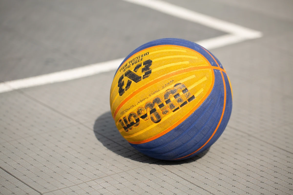 Polscy koszykarze 3x3 przegrali w piątek w Paryżu z sześciokrotnymi mistrzami świata Serbami 12:21. Był to szósty mecz naszych reprezentantów na tych igrzyskach. Rano ulegliśmy Holendrom 17:21, co sprawia, że kolejkę przed końcem fazy grupowej mamy bilans 2-4.