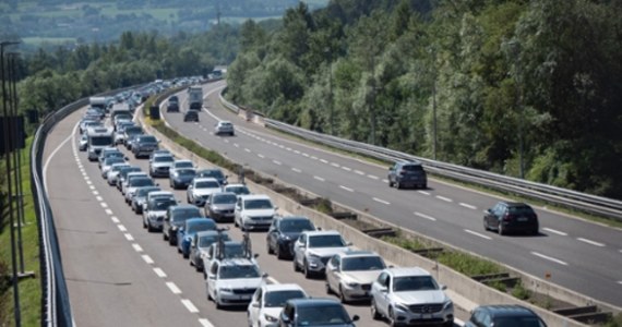 Najwyższy stopień natężenia ruchu, oznaczony czarnym kolorem, zapowiedziano na weekend na autostradach i głównych drogach we Włoszech. Na sobotę i niedzielę przypada szczyt wyjazdów milionów Włochów. Większość z nich będzie podróżować samochodem.