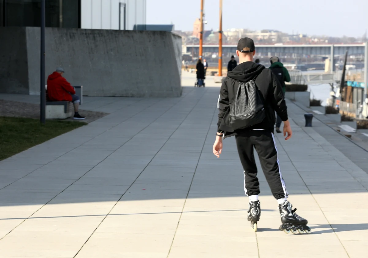 W sobotę odbędą się dwa przejazdy rolkarzy i wrotkarzy, co spowoduje utrudnienia w dziesięciu dzielnicach Warszawy. Rolkarze pokonają w sumie ponad 100 km przez Śródmieście, Wolę, Bemowo, Mokotów, Ursynów, Wilanów, Pragę-Południe, Pragę-Północ, Targówek i Bielany. Stołeczny ratusz poinformował, które ulice będą czasowo zamknięte. 
