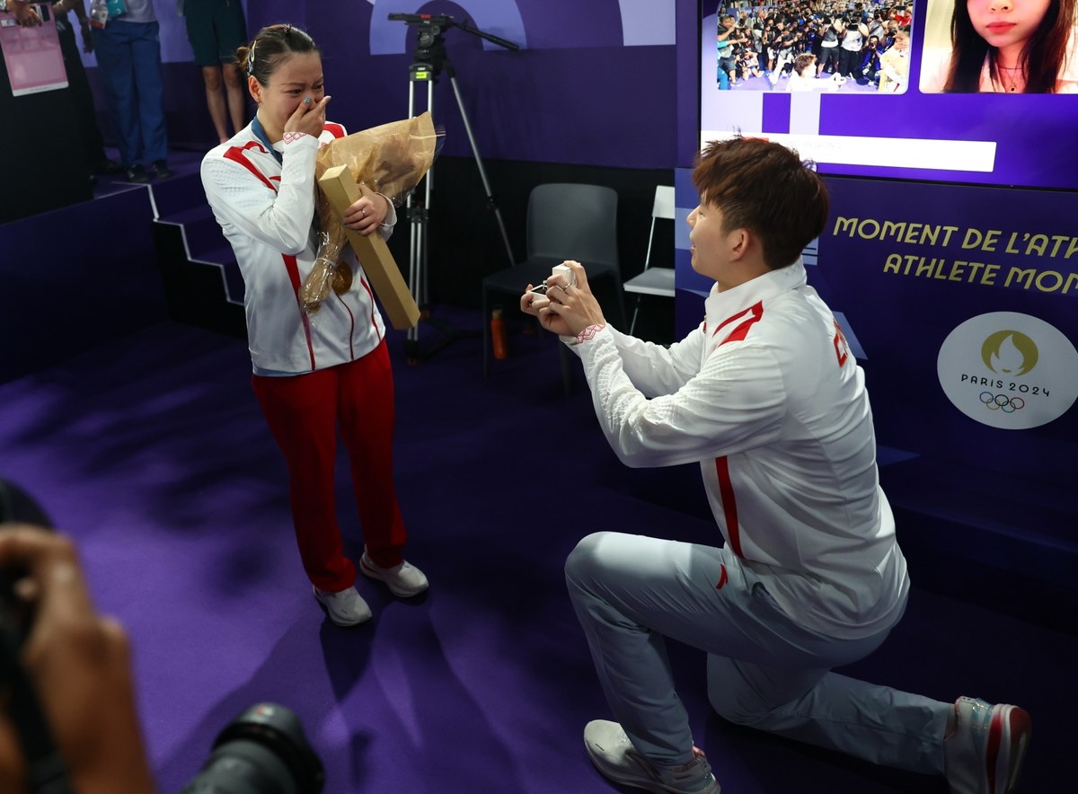 Niesamowite sceny na igrzyskach w Paryżu. Chińska badmintonistka Huang Ya Qion zdobyła złoty medal w grze mieszanej w parze z Zheng Si Wei. Po finale inny z jej partnerów, ten życiowy, Yuchen Liu oświadczył się jej na oczach publiczności.