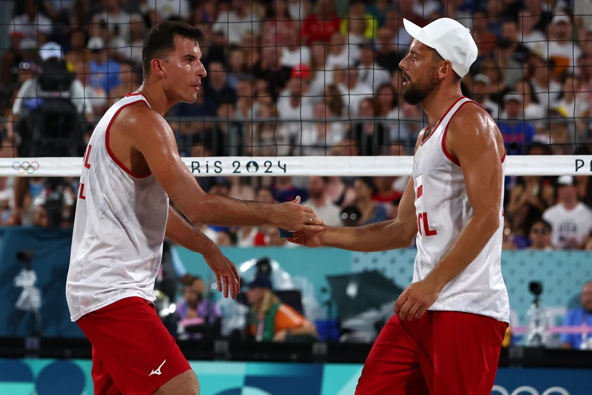 Siatkarze plażowi Michał Bryl i Bartosz Łosiak przegrali z Niemcami Nilsem Ehlersem i Clemensem Wicklerem 0:2 (19:21, 15:21) w ich ostatnim meczu fazy grupowej turnieju olimpijskiego w Paryżu. Oba duety już wcześniej zapewniły sobie awans do 1/8 finału. Rywalami Polaków w drugiej rundzie będą Hiszpanie.
