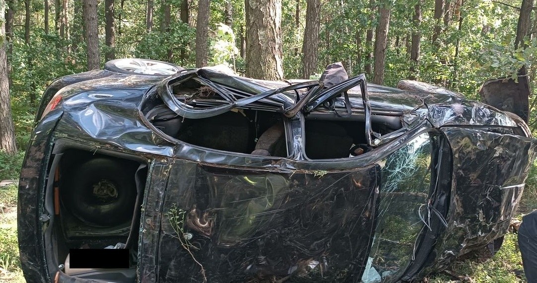 Kompletnie pijany wiózł swojego syna. Z auta zostały zgliszcza