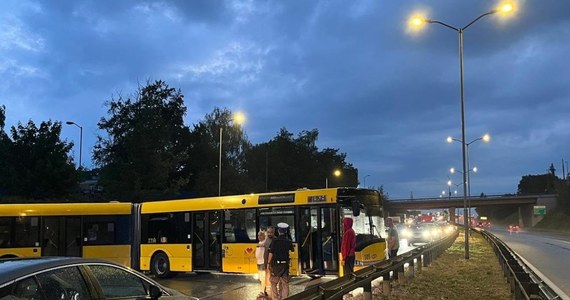 Kierowca autobusu komunikacji miejskiej w Chorzowie zjechał na trasę DTŚ zjazdem pod prąd. Kiedy się zorientował, że jest w niewłaściwym miejscu, bezskutecznie próbował zawrócić. "Na szczęście obyło się bez kolizji" - poinformowała w sobotę policja. 