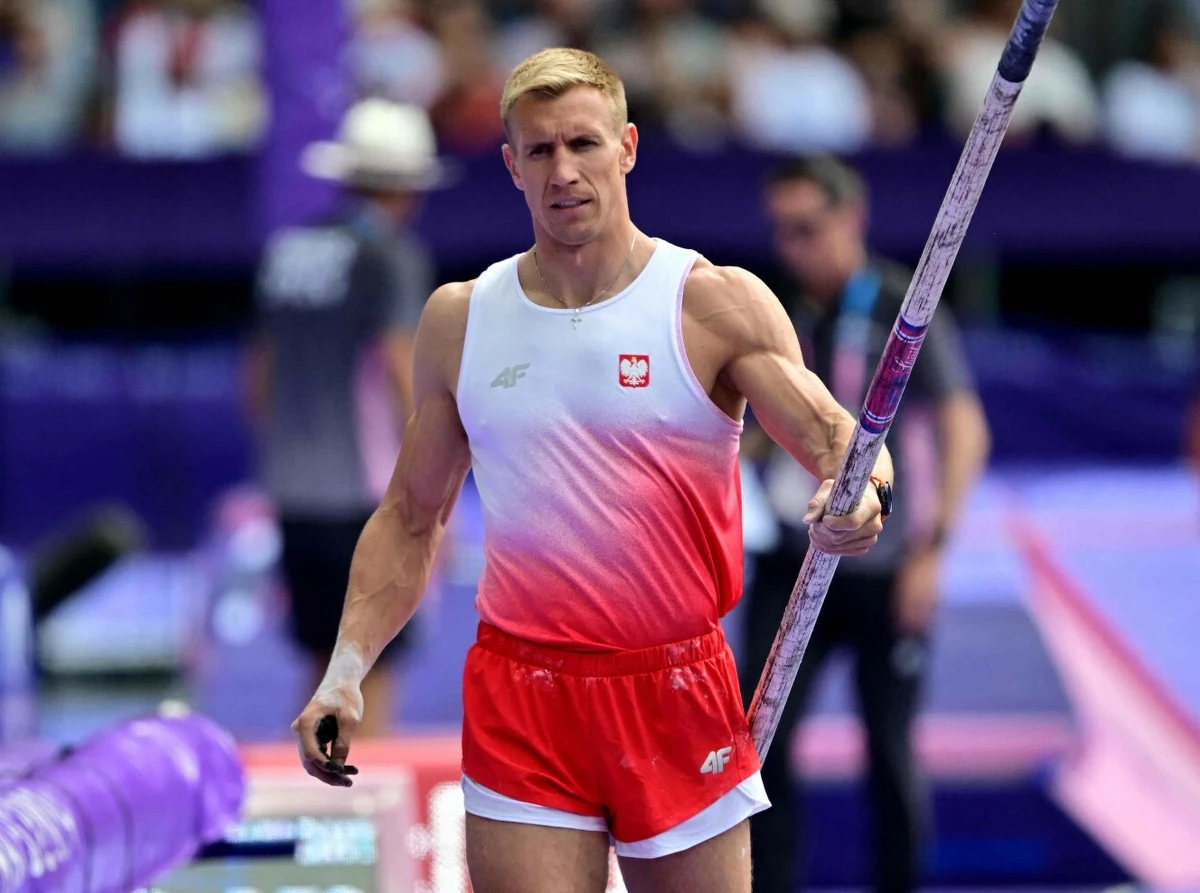 Robert Sobera i Piotr Lisek nie awansowali do poniedziałkowego finału olimpijskiego skoku o tyczce. W Paryżu Polacy zaliczyli skoki na 5,60 m. Minimum kwalifikacyjne wynosiło 5,80 m. "Siadłem psychicznie na tych igrzyskach. 5,70 powinienem skoczyć z zamkniętymi oczami" - powiedział Lisek.