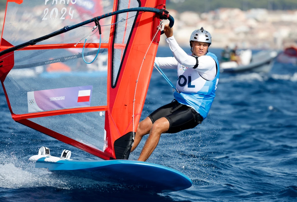 Paweł Tarnowski (SKŻ Ergo Hestia Sopot) zajął szóste miejsce w ćwierćfinale serii medalowej olimpijskich regat w windsurfingowej klasie iQFoil i ostatecznie był dziewiąty. Do półfinału awansowali dwaj najlepsi, Holender Luuc van Opzeeland i Brytyjczyk Sam Sills. Żeglarze rywalizują w Marsylii.
