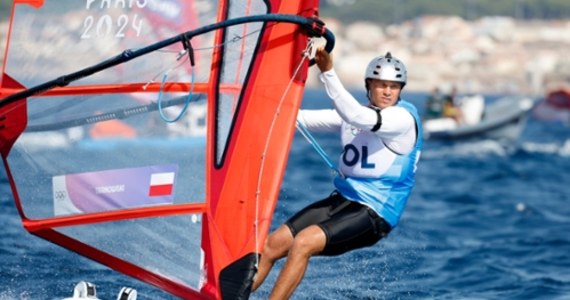 Paweł Tarnowski (SKŻ Ergo Hestia Sopot) zajął szóste miejsce w ćwierćfinale serii medalowej olimpijskich regat w windsurfingowej klasie iQFoil i ostatecznie był dziewiąty. Do półfinału awansowali dwaj najlepsi, Holender Luuc van Opzeeland i Brytyjczyk Sam Sills. Żeglarze rywalizują w Marsylii.