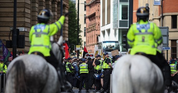 Prawie 30 demonstracji, w zdecydowanej większości organizowanych przez środowiska skrajnej prawicy, zaplanowano na ten weekend w Anglii w związku z poniedziałkowym zabójstwem w Southport koło Liverpoolu. Ofiarami nożownika padły trzy kilkuletnie dziewczynki. Zabójstwa dokonał urodzony w Wielkiej Brytanii, ale mający rwandyjskie korzenie 17-letni Axel Rudakubana. 