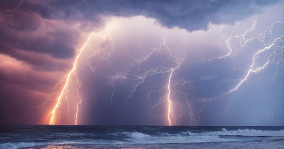 Trzy kobiety zostały ranne, w tym dwie ciężko, na skutek uderzenia pioruna na plaży w miejscowości Alba Adriatica we włoskim regionie Abruzja. "Osoby, które były wtedy nad morzem, są w stanie szoku" - podała agencja Ansa.