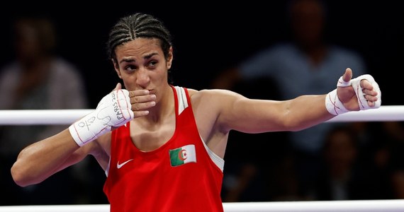 Kontrowersyjna pięściarka z Algierii Imane Khelif zdobyła pierwszy medal igrzysk olimpijskich w Paryżu dla swojego kraju. W ćwierćfinale kat. 66 kg pokonała jednogłośnie na punkty Węgierkę Annę Hamori. W boksie awans do półfinału gwarantuje co najmniej brąz.