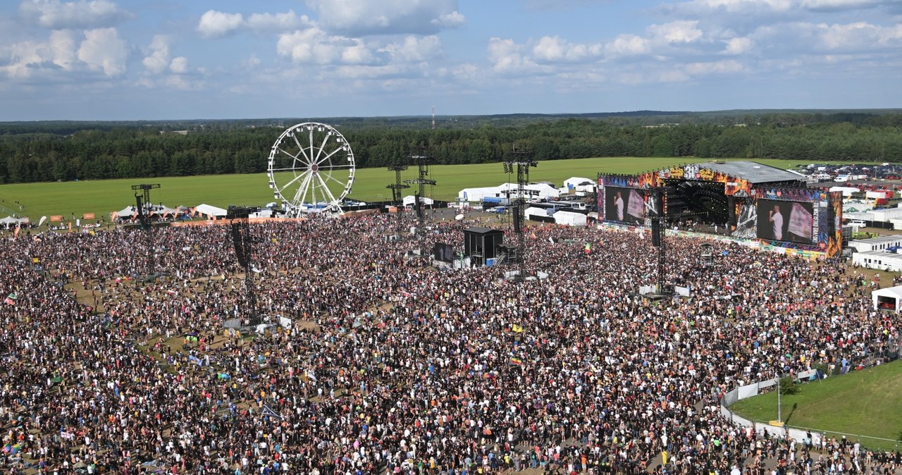 "Szykujemy niespodziankę, zostańcie z nami do końca" - zapowiadał Jurek Owsiak tuż przed rozpoczęciem koncertów ostatniego dnia 30. edycji Pol'and'Rock Festival. Szef imprezy odzyskał głos, zaprosił na przyszły rok, ale nie był to koniec atrakcji. Co wydarzyło się w Czaplinku-Broczynie?