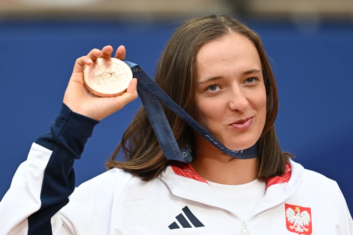 Iga Świątek to pierwsza polska tenisistka, która znalazła się na olimpijskim podium. W sobotę odbyła się ceremonia wręczenia medali. Polka odebrała brąz, który wywalczyła pokonując Słowaczkę Annę Karolinę Schmiedlovą 6:2, 6:1.