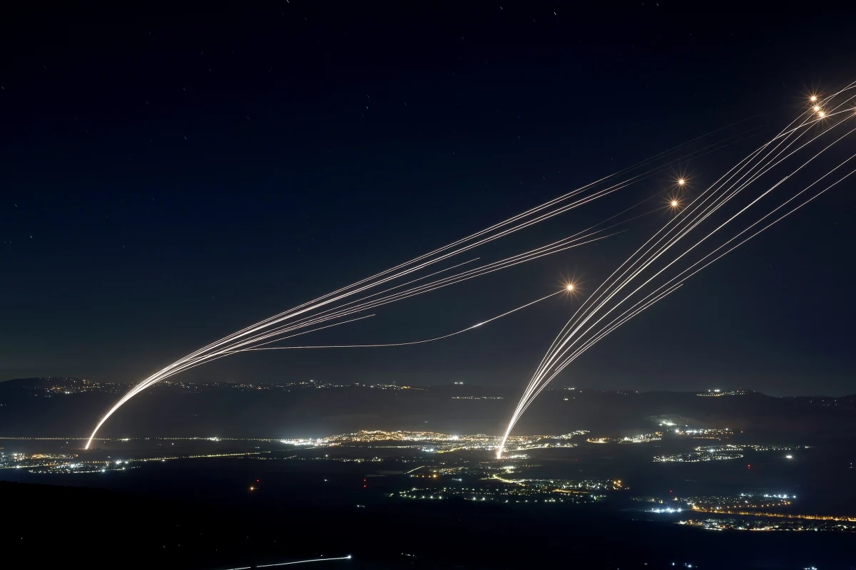 Libański Hezbollah ogłosił w sobotę późnym wieczorem, że wystrzelił na terytorium Izraela dziesiątki rakiet - poinformowała agencja AFP. Wystrzelono około 30 pocisków, zestrzeliliśmy większość z nich, w ataku nikt nie ucierpiał - oznajmiła izraelska armia.