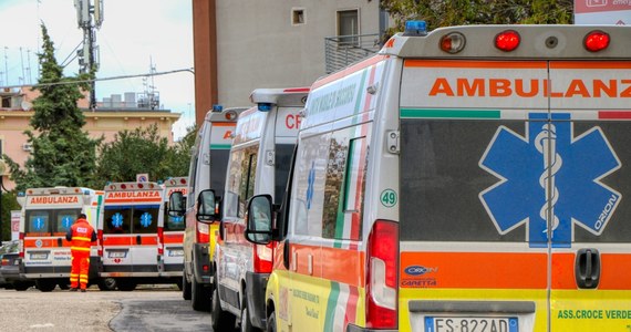 Mężczyźnie, który trafił na pogotowie ze złamaniem kości piszczelowej, opakowano nogę w karton, bo brakowało szyn ortopedycznych. Do skandalu doszło w Mesynie na Sycylii. Afera zakończyła się zdymisjonowaniem dyrektora miejscowego pogotowia i wszczęciem postępowania dyscyplinarnego.