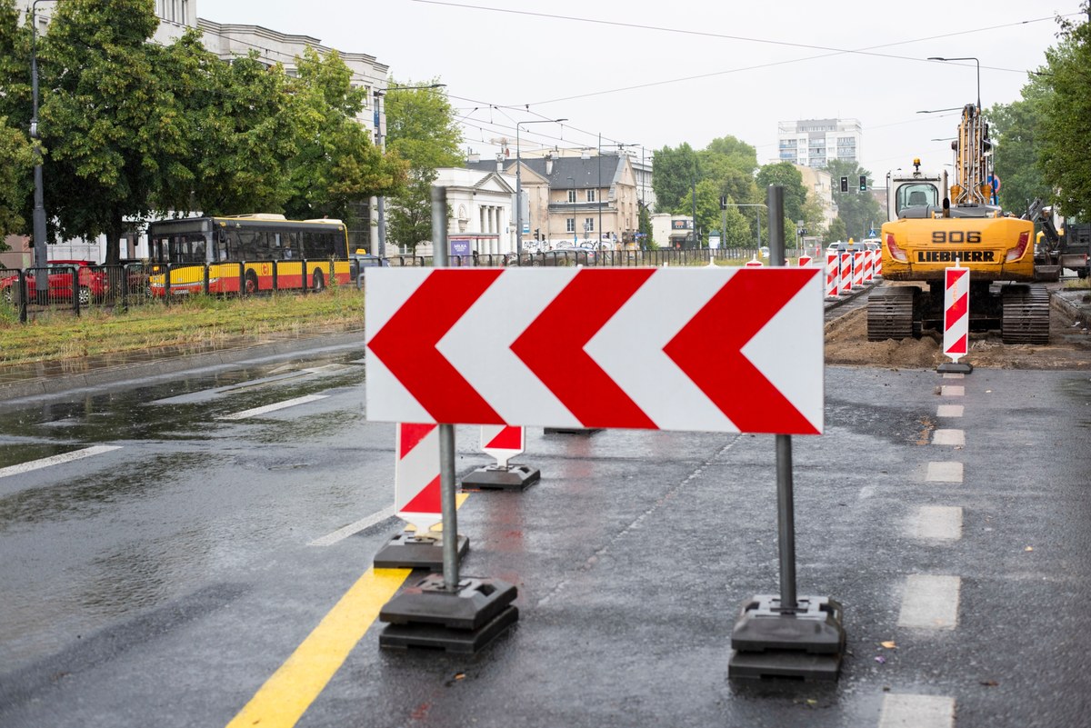 W poniedziałek 5 sierpnia rozpocznie się kolejny etap wymiany dylatacji na moście Poniatowskiego i remontu ul. Zamoyskiego. U zbiegu ul. Szanajcy i Dąbrowszczaków ciepłownicy wyremontują komorę - poinformował w niedzielę stołeczny ratusz. Podróżujący komunikacją miejską, rowerzyści oraz kierowcy mogą spodziewać się utrudnień, które potrwają do 15 sierpnia.