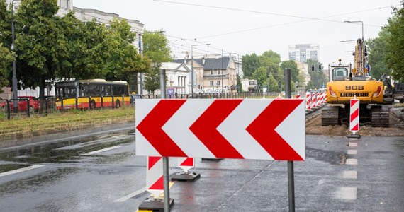 W poniedziałek 5 sierpnia rozpocznie się kolejny etap wymiany dylatacji na moście Poniatowskiego i remontu ul. Zamoyskiego. U zbiegu ul. Szanajcy i Dąbrowszczaków ciepłownicy wyremontują komorę - poinformował w niedzielę stołeczny ratusz. Podróżujący komunikacją miejską, rowerzyści oraz kierowcy mogą spodziewać się utrudnień, które potrwają do 15 sierpnia.