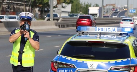 Pomiary prędkości zarówno statycznie, jak i dynamicznie, ze szczególnym uwzględnieniem miejsc, w których najczęściej dochodzi do wypadków - tego, zgodnie z zapowiedzią policji, mogą spodziewać się kierowcy dzisiaj, 5 sierpnia. Kontrole będą przeprowadzane w całej Polsce w ramach akcji "Prędkość". 