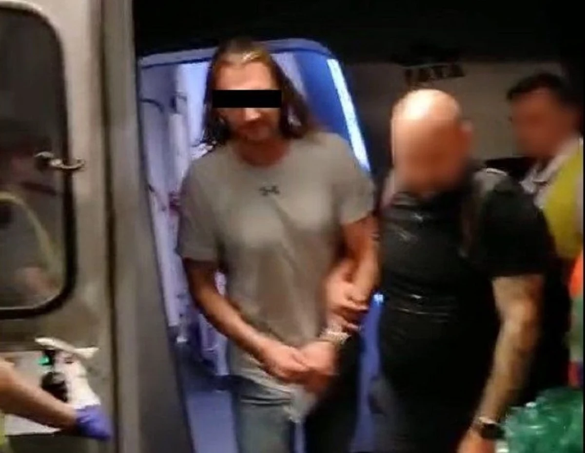 Zatrzymany w Paryżu 37-letni mieszkaniec Łodzi jest już w Polsce. Mężczyzna jest podejrzany o to, że w lutym 2020 roku na ulicy Broniewskiego kierował bmw i spowodował wypadek, w którym śmierć poniosły dwie osoby a jedna w stanie ciężkim trafiła do szpitala.