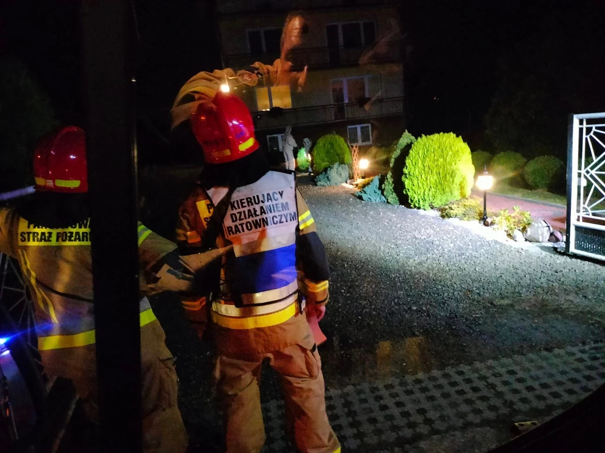 Osy dotkliwie pożądliły mieszkańca podkrakowskiego Przylasku Rusieckiego. Do zdarzenia doszło przy ulicy Tarasowej. Na miejsce zostało wezwanych kilka zastępów straży. Lądował także helikopter LPR. Mężczyzna na szczęście przeżył. 