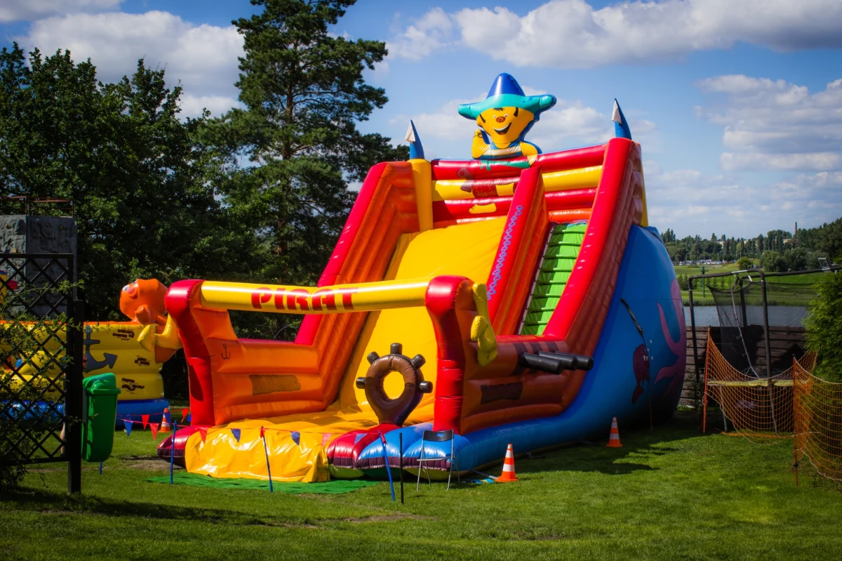 Pięcioletni chłopiec zginął, a inne dziecko zostało ranne, gdy dmuchaniec pełen bawiących się na nim dzieci, został porwany przez silny wiatr. Do wypadku doszło w stanie Maryland w USA - poinformowała w niedzielę telewizja NBC News.