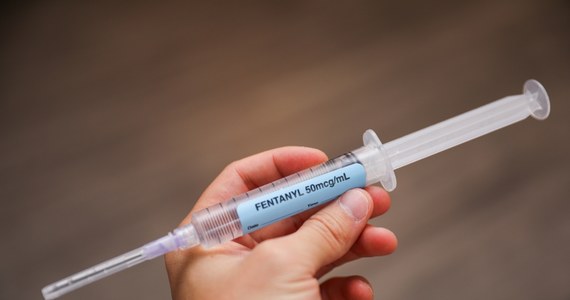 75 zatruć po przedawkowaniu fentanylu odnotowano w Polsce od początku roku. Takie informacje dziennikarz RMF FM uzyskał w Głównym Inspektoracie Sanitarnym. W tym tygodniu policjanci zatrzymali kolejne osoby podejrzane o czarnorynkowy handel tym silnym lekiem opioidowym.